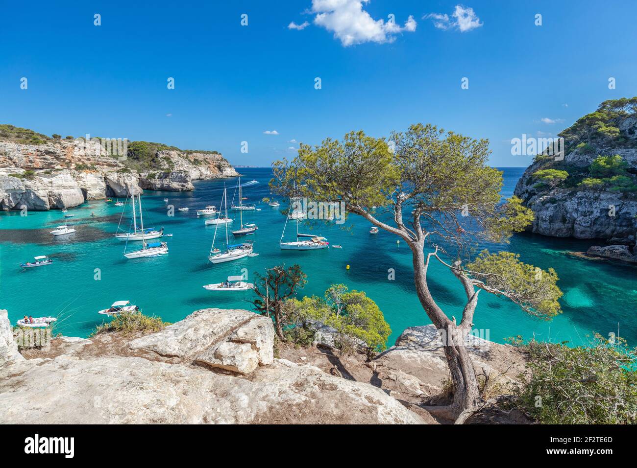 Meeresblick auf die schönste Bucht Cala Macarella der Insel Menorca, Balearen, Spanien Stockfoto