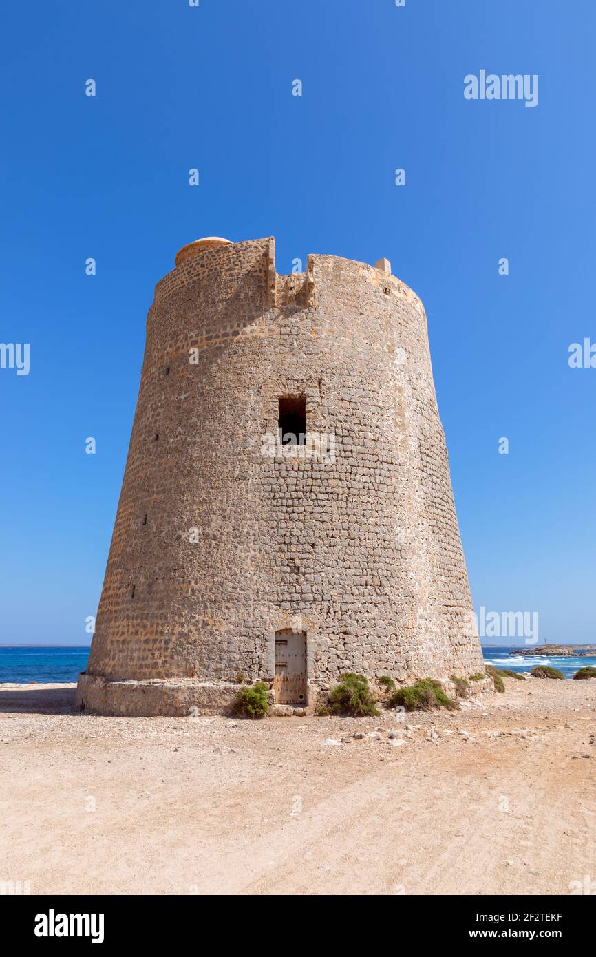 Blick auf den alten Aussichtsturm Torre De Ses Portes an der Küste der Insel Ibiza. Stockfoto