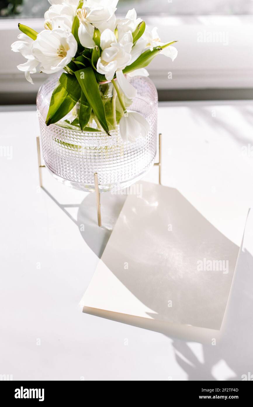 Braun umhüllen flache Lay für Hochzeit, Geburtstag, Business-Einladung schöne Papeterie für Instagram oder digitale Marketing-Geschäft Stockfoto