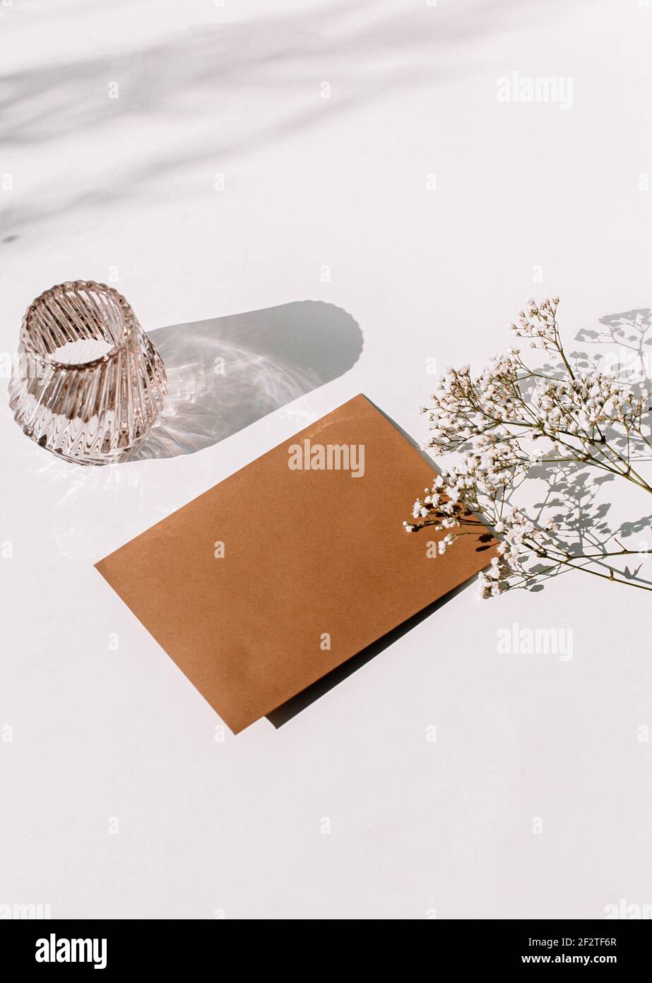 Braun umhüllen flache Lay für Hochzeit, Geburtstag, Business-Einladung schöne Papeterie für Instagram oder digitale Marketing-Geschäft Stockfoto