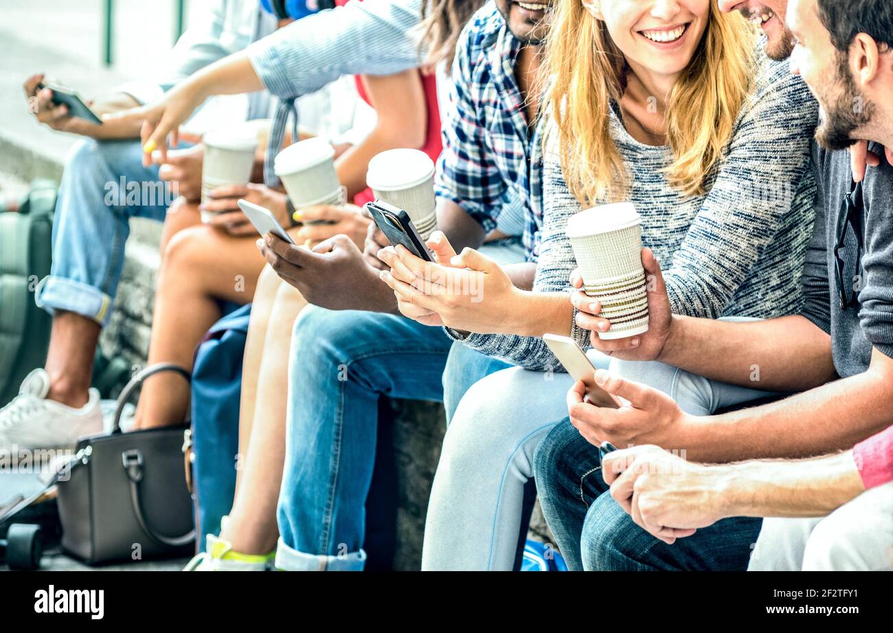 Millenial Freunde Gruppe mit Smartphone mit Kaffee an der Uni - Menschen Hände süchtig nach Handy - Technologie Konzept Stockfoto