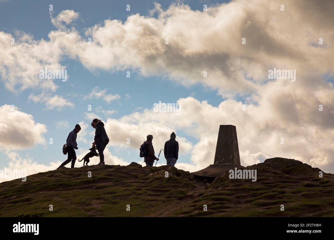 Edinburgh, Schottland, UK Wetter. 13th. März 2021. Sonnig und luftig am Blackford Hill in Edinburgh, mit einer Temperatur von 7 Grad Celsius. Im Bild: Menschen, die im Freien trainieren, um bei ihrer psychischen Gesundheit und ihrem physischen Wohlbefinden zu helfen. Quelle: Arch White/Alamy Live News. Stockfoto