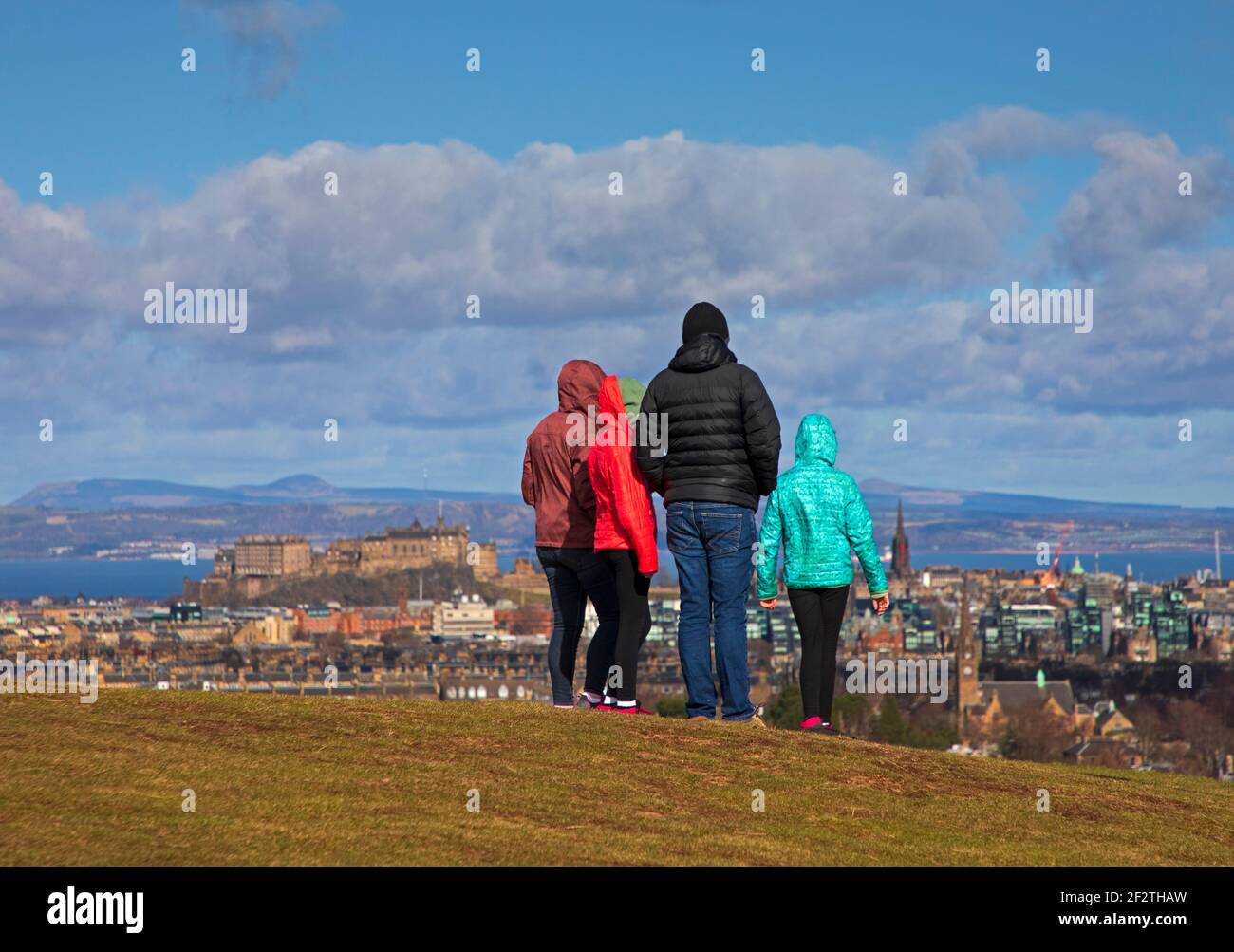 Edinburgh, Schottland, UK Wetter. 13th. März 2021. Sonnig und luftig am Blackford Hill in Edinburgh, mit einer Temperatur von 7 Grad Celsius. Im Bild: Menschen, die im Freien trainieren, um bei ihrer psychischen Gesundheit und ihrem physischen Wohlbefinden zu helfen. Quelle: Arch White/Alamy Live News. Stockfoto