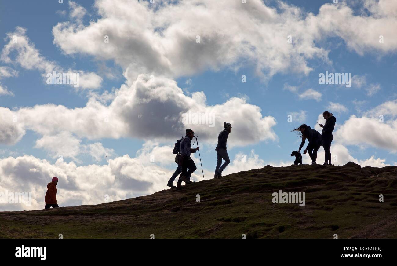 Edinburgh, Schottland, UK Wetter. 13th. März 2021. Sonnig und luftig am Blackford Hill in Edinburgh, mit einer Temperatur von 7 Grad Celsius. Im Bild: Menschen, die im Freien trainieren, um bei ihrer psychischen Gesundheit und ihrem physischen Wohlbefinden zu helfen. Quelle: Arch White/Alamy Live News. Stockfoto