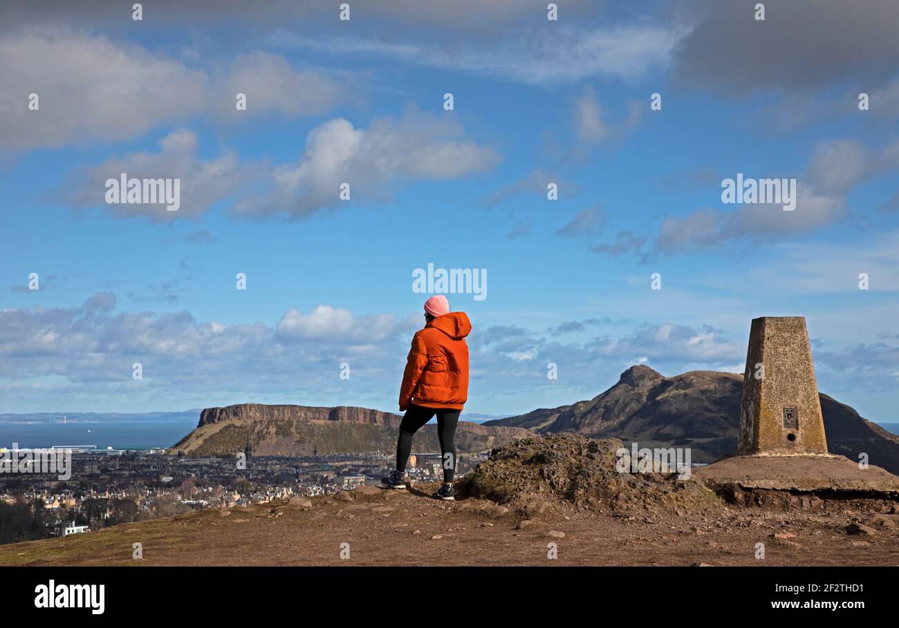 Edinburgh, Schottland, UK Wetter. 13th. März 2021. Sonnig und luftig am Blackford Hill in Edinburgh, mit einer Temperatur von 7 Grad Celsius. Im Bild: Menschen, die im Freien trainieren, um bei ihrer psychischen Gesundheit und ihrem physischen Wohlbefinden zu helfen. Quelle: Arch White/Alamy Live News. Stockfoto