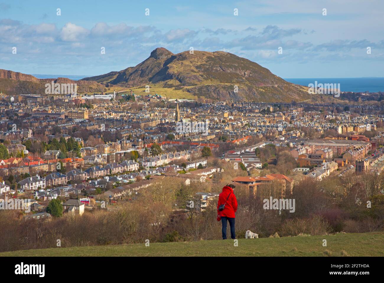 Edinburgh, Schottland, UK Wetter. 13th. März 2021. Sonnig und luftig am Blackford Hill in Edinburgh, mit einer Temperatur von 7 Grad Celsius. Im Bild: Menschen, die im Freien trainieren, um bei ihrer psychischen Gesundheit und ihrem physischen Wohlbefinden zu helfen. Quelle: Arch White/Alamy Live News. Stockfoto