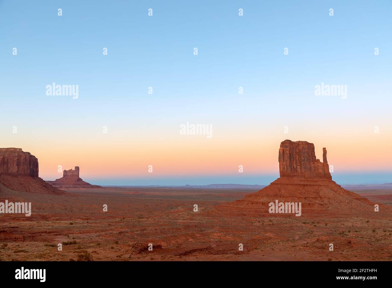 Wunderschöner Sonnenuntergang über dem berühmten Buttes of Monument Valley an der Grenze zwischen Arizona und Utah, USA Stockfoto