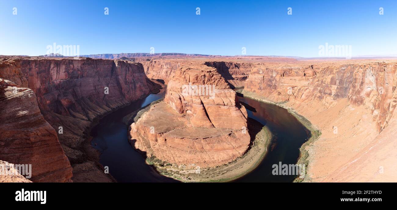 Schöner Panoramablick auf Horseshoe Bend und Colorado River an sonnigen Tag. Page, Arizona, Usa. Stockfoto