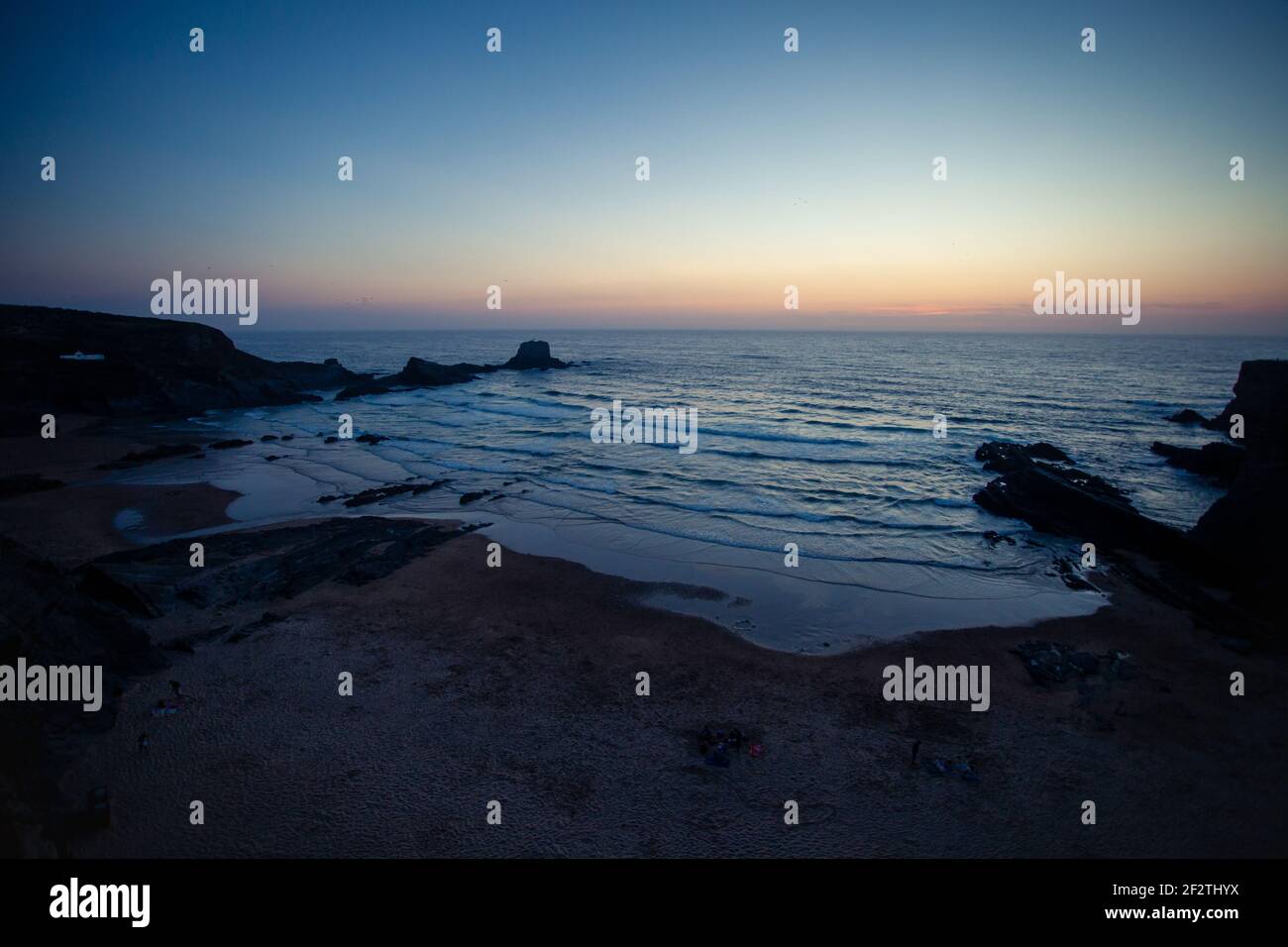 Sonnenuntergang am Strand von Zambujeira do Mar, Alentejo Küste, Portugal. Stockfoto