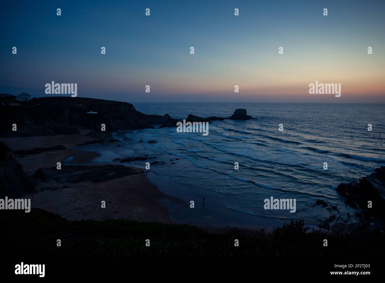 Sonnenuntergang am Strand von Zambujeira do Mar, Alentejo Küste, Portugal. Stockfoto