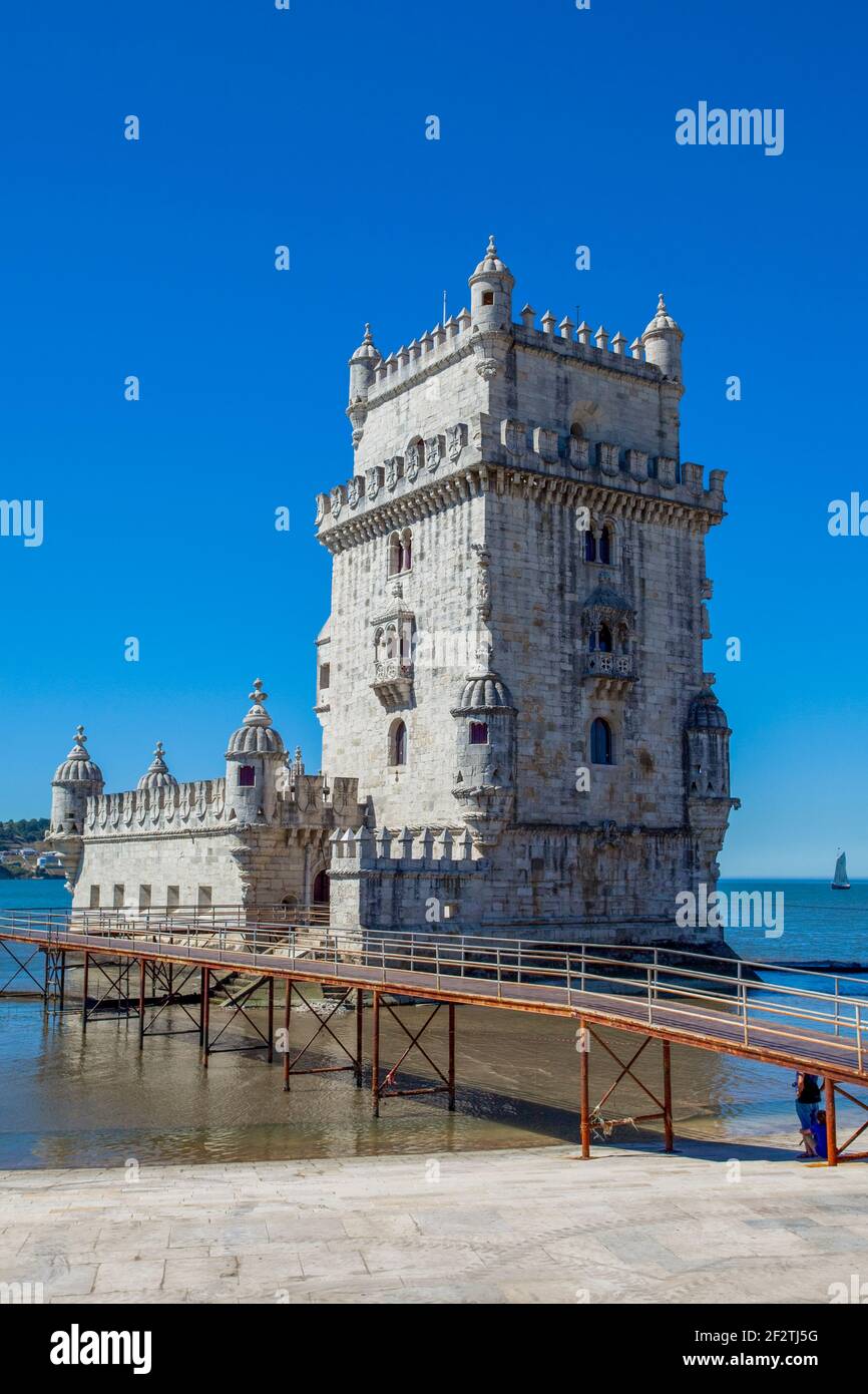 Torre de Belém, der Belém-Turm, das ikonische portugiesische Wahrzeichen in der Nähe der Mündung des Tejo in Lissabon, Portugal. Stockfoto