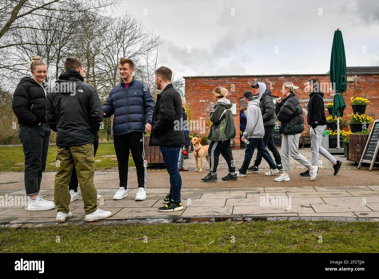 Menschen im Bute Park in Cardiff, Wales, wo die Aufenthaltsbeschränkungen aufgehoben werden und die Menschen in ihrer Umgebung reisen dürfen, einschließlich Treffen mit Familie und Freunden, die in der Umgebung leben, solange es draußen ist. Bilddatum: Samstag, 13. März 2021. Stockfoto