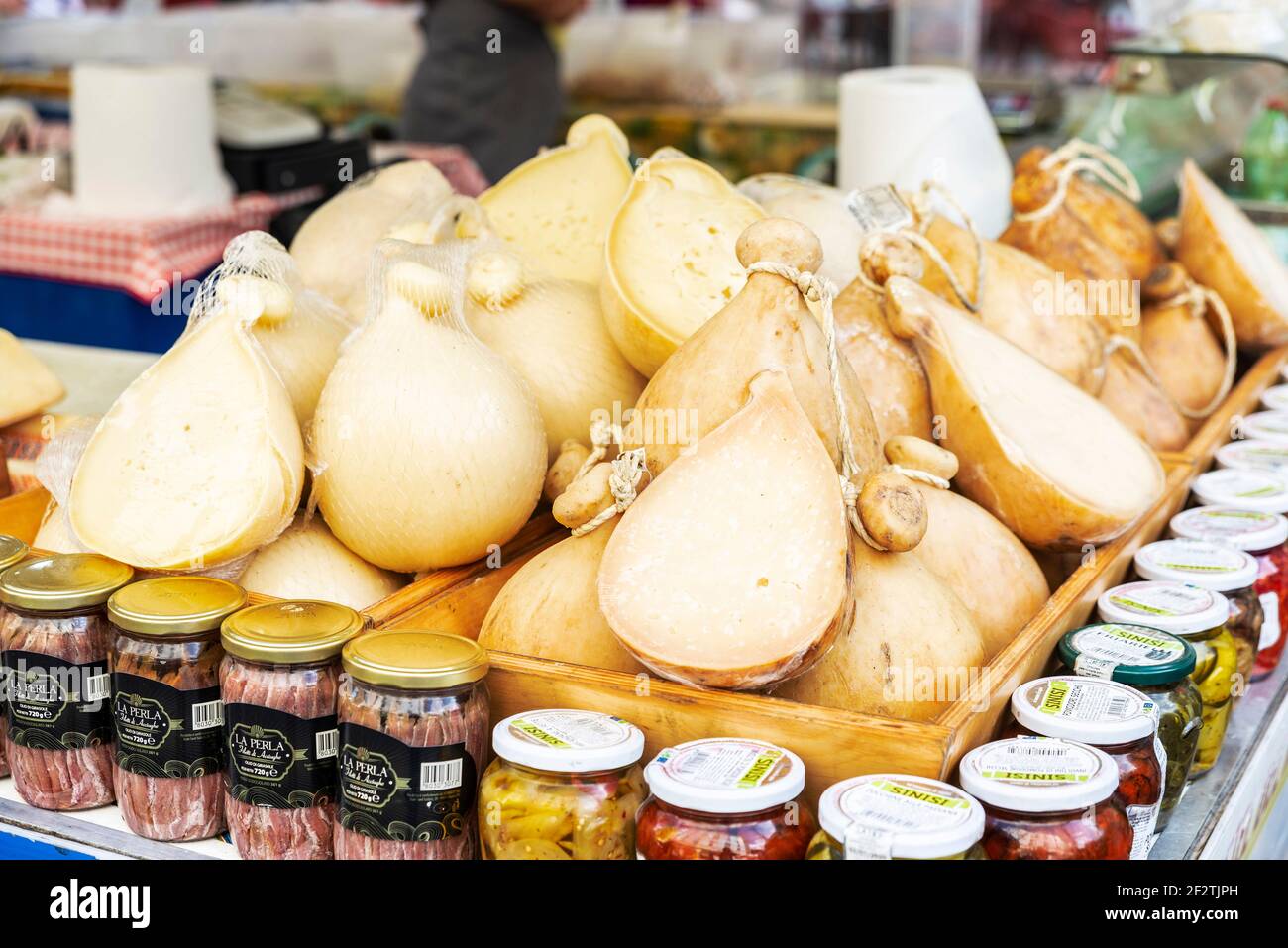 Neapel, Italien - 9. September 2019: Ausstellung mit typischen Lebensmitteln wie Caciocavallo Käse auf einem Street Food Markt in Via Toledo, Neapel, Italien Stockfoto