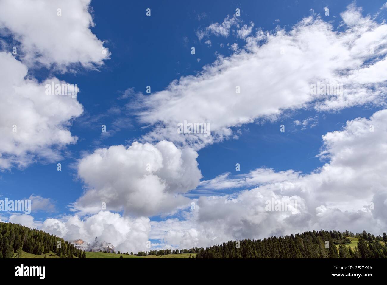Blu Himmel mit schönen Cumulus Wolken über italienischen Dolomiten Stockfoto