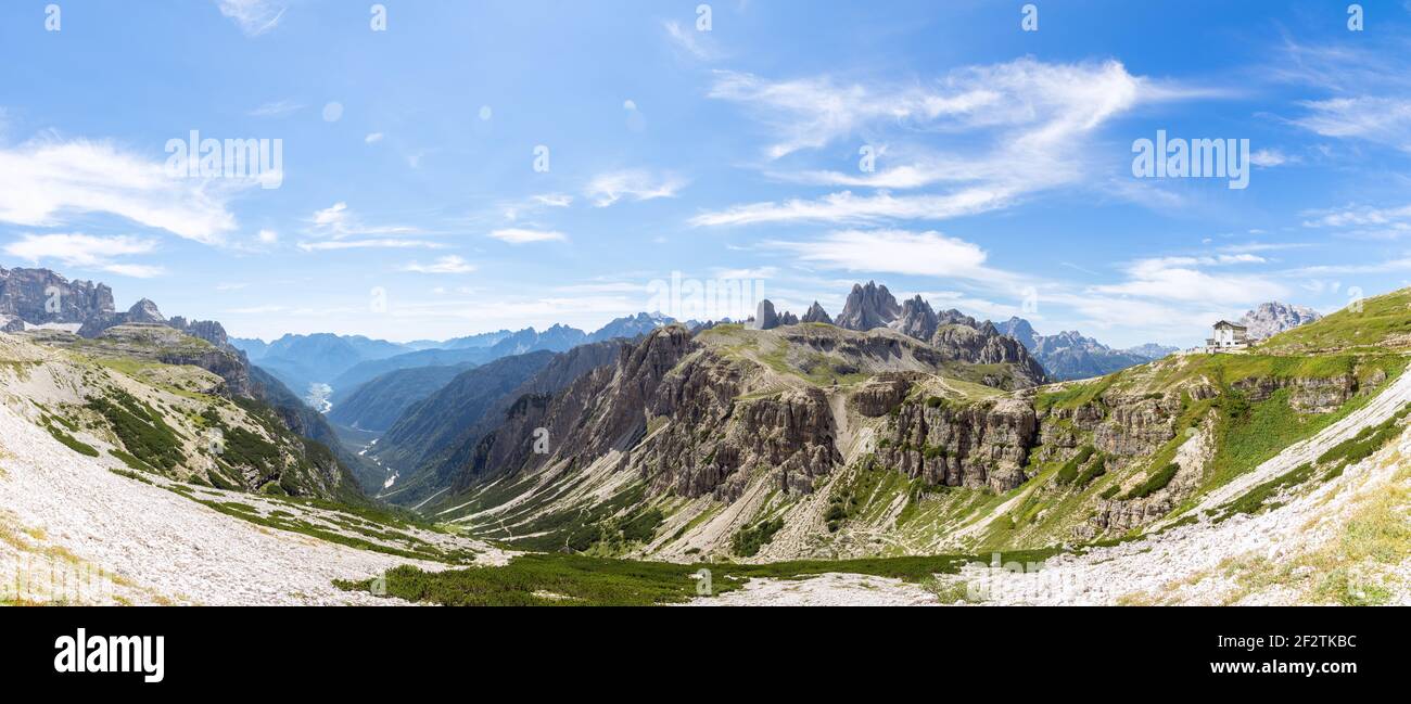 Super Panorama auf das Tal und Nationalpark Tre Cime di Lavaredo. Italienische Dolomiten, Italien Stockfoto