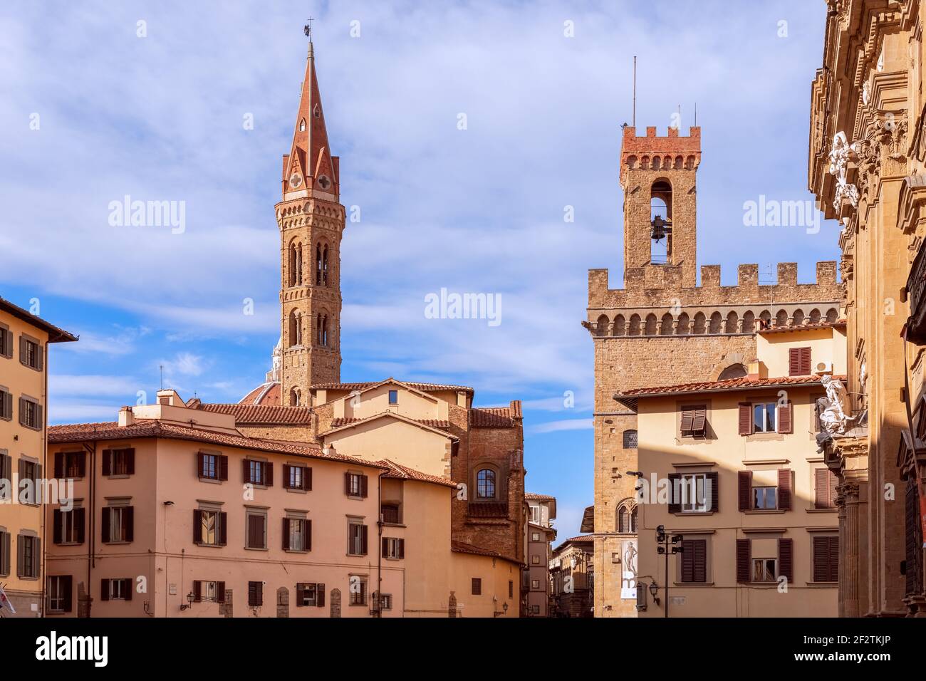 Mittelalterlicher Platz (Piazza di San Firenze) mit Glockentürmen im historischen Zentrum von Florenz, Italien Stockfoto