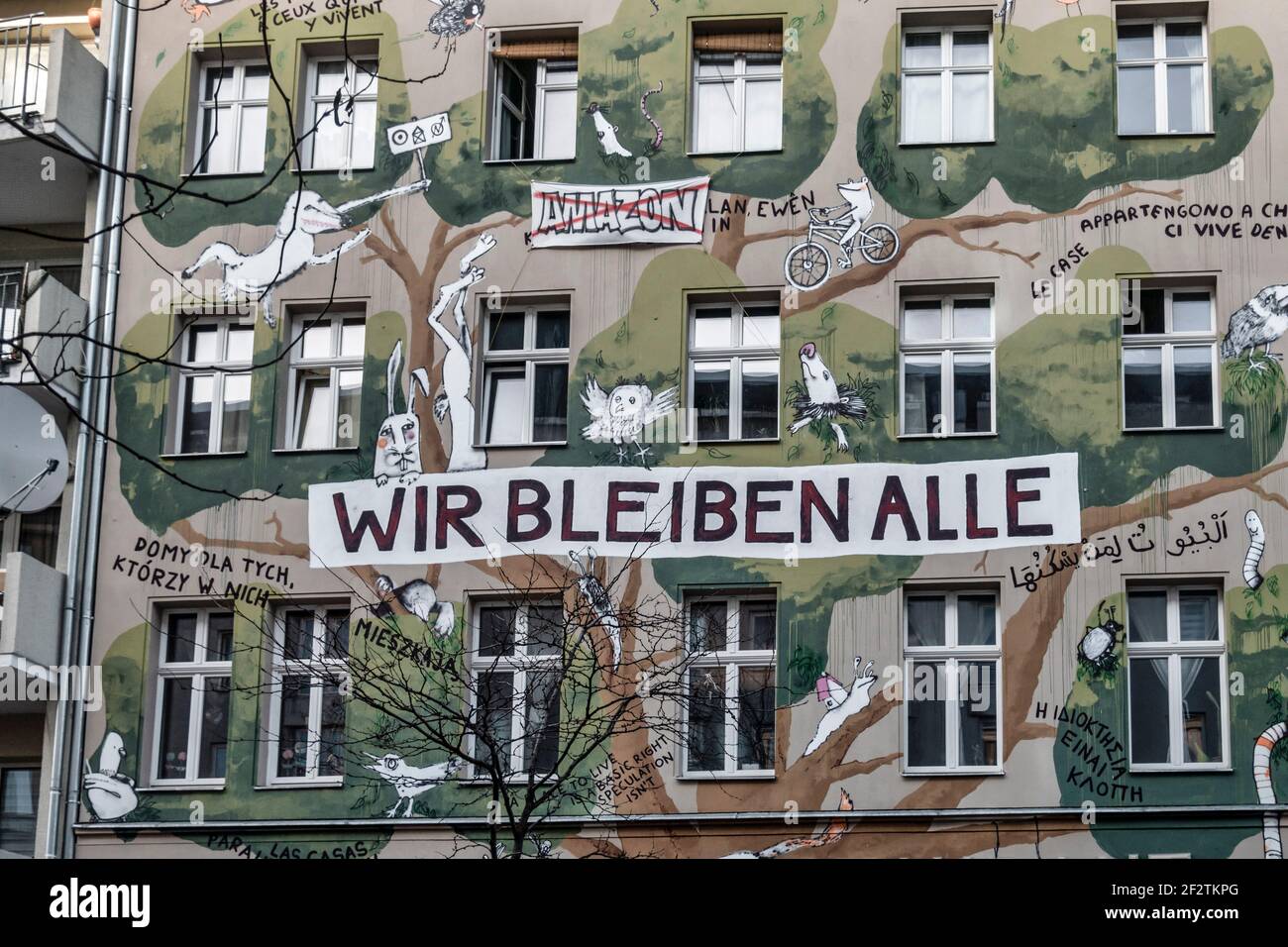 Wandbild in der Kreuzberger Waldemarstrasse 81. "Wir bleiben alle" . Die Kunstlerkollektive pappsatt und orangotango haben das Wandbild von 1 Stockfoto