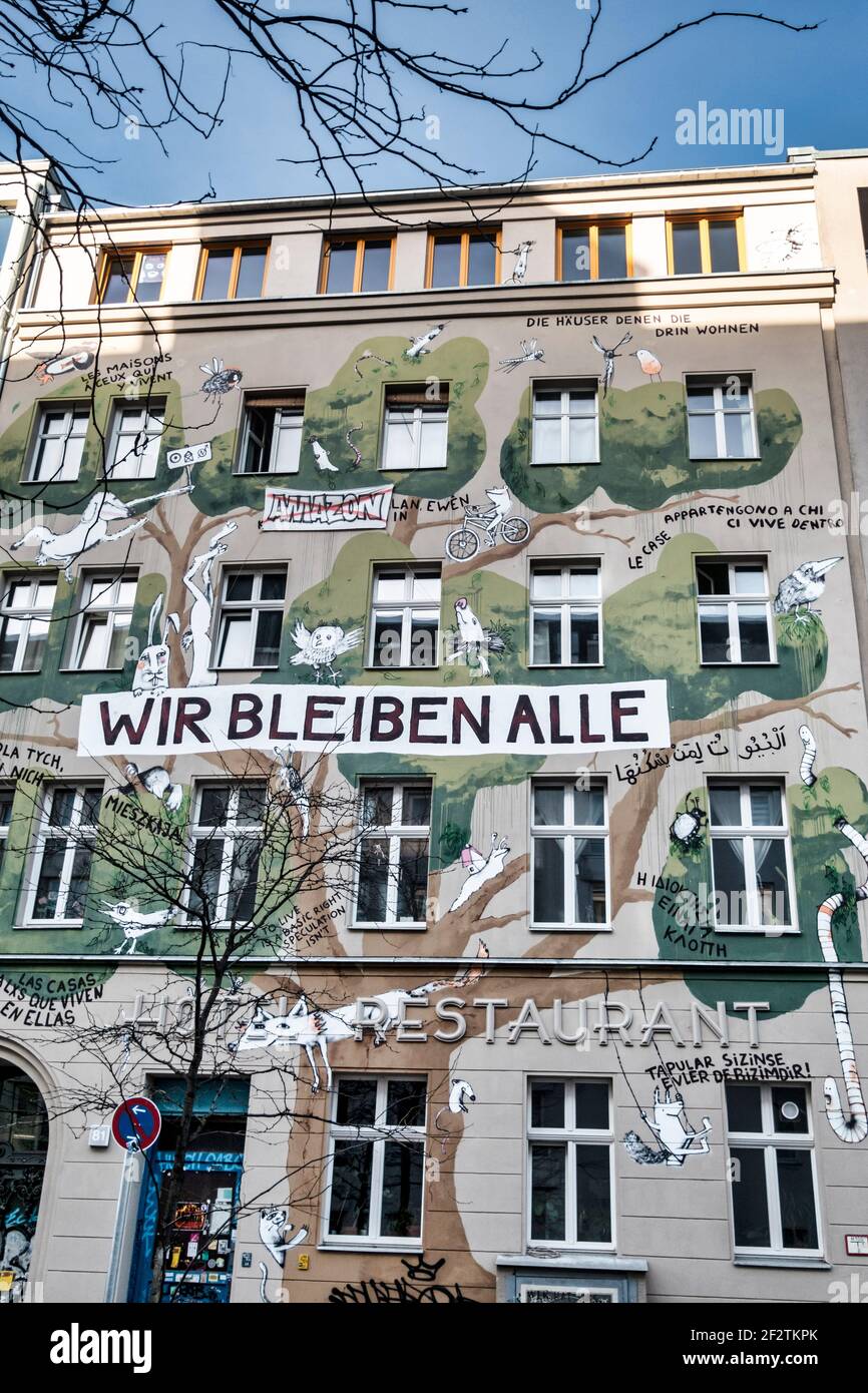 Wandbild in der Kreuzberger Waldemarstrasse 81. "Wir bleiben alle" . Die Kunstlerkollektive pappsatt und orangotango haben das Wandbild von 1 Stockfoto