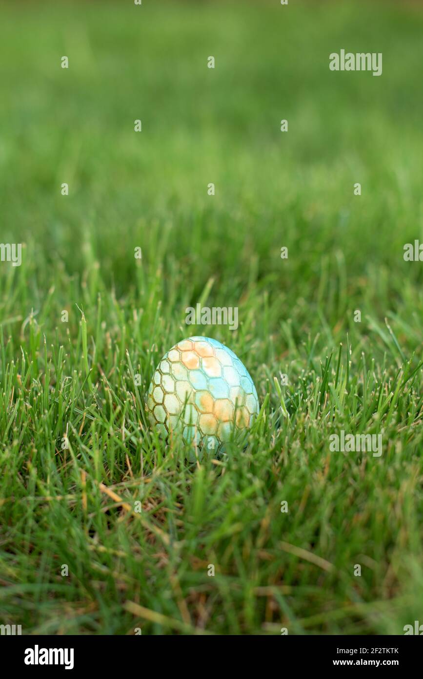 Versteckt im Gras Osterei, das in verschiedenen Farben bemalt ist Stockfoto