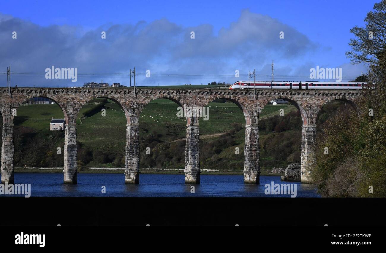 Ein Zug fährt über die Royal Border Bridge in Berwick-upon-Tweed, England Stockfoto