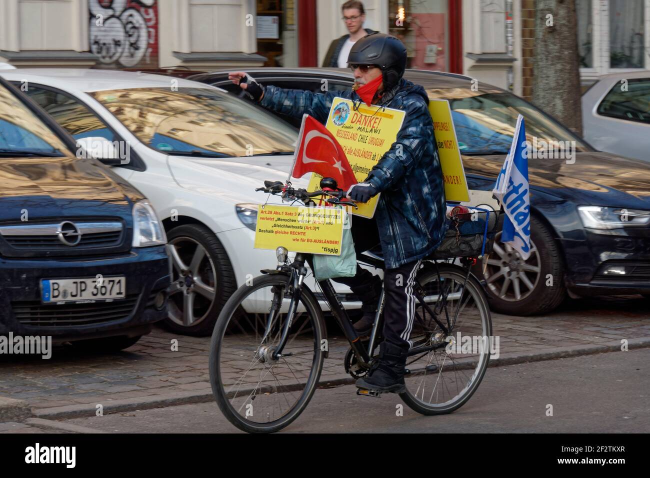 Fahrrad-Demo, Aydin Akin demonstriert mit seinem Protest-Fahrrad seit Jahren für das Wahlrecht für Bürger aus Drittstaaten. Stockfoto