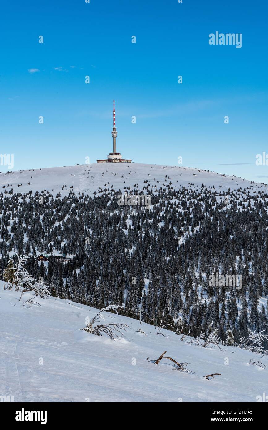 Praded Hügel mit Kommunikationsturm im Winter Jeseniky Berge in Tschechische republik Stockfoto