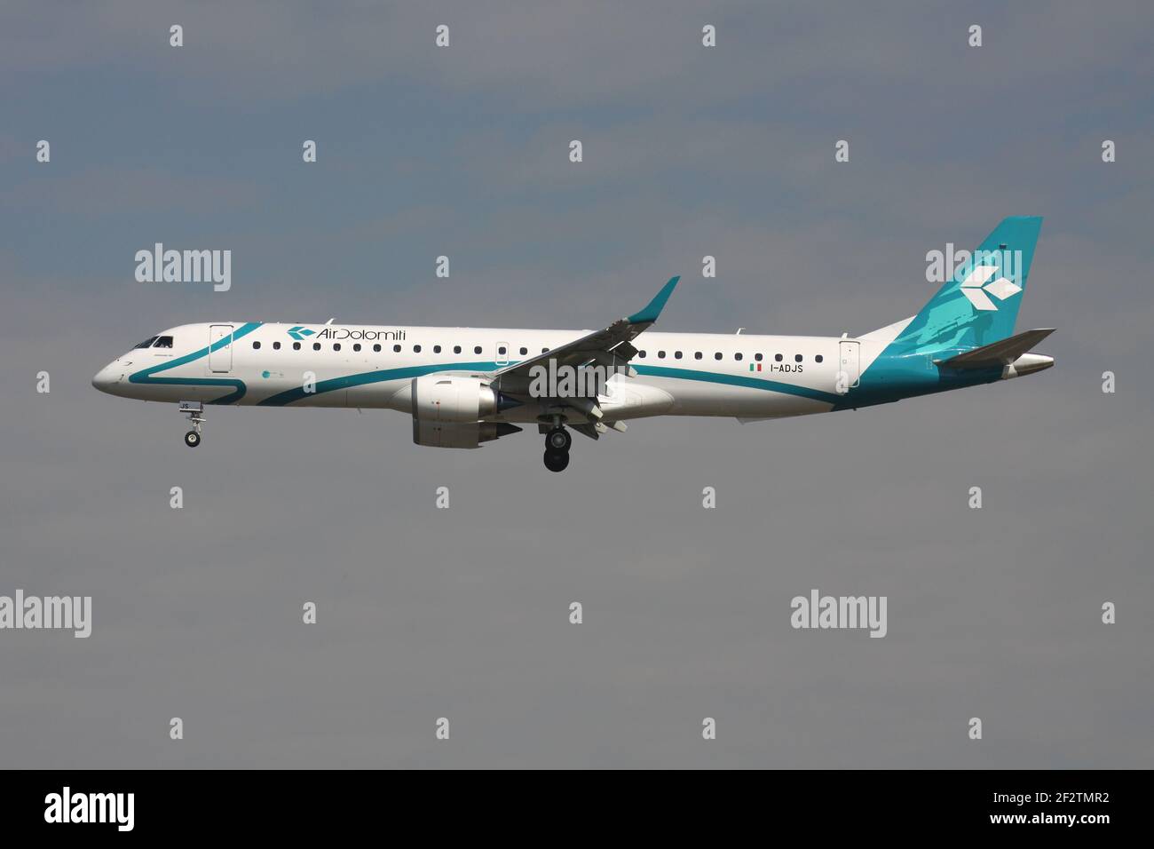 Italian Air Dolomiti Embraer 195 mit Registrierung I-ADJS im Finale der Start- und Landebahn 25L des Frankfurter Flughafens. Stockfoto