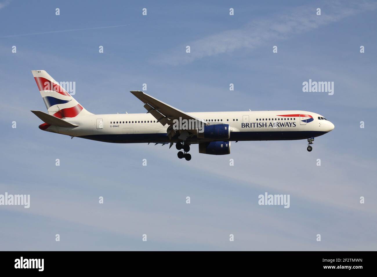 British Airways Boeing 767-300 mit Registrierung G-BNWZ im Finale für Start- und Landebahn 07R des Frankfurter Flughafens. Stockfoto