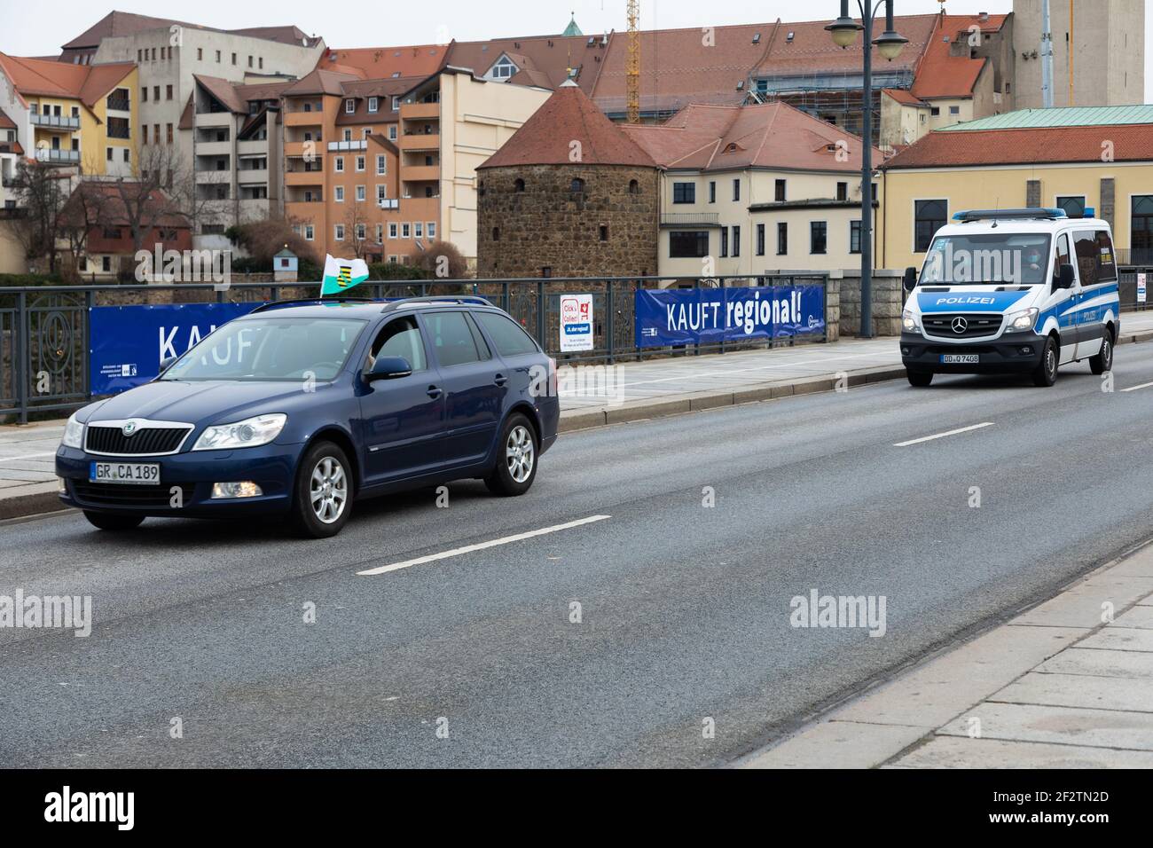 Eine Autodemo von Löbau nach Dresden von Kritikern der Corona Maßnahmen auf der Friedensbrücke in Bautzen am 13.03.2021 Stockfoto