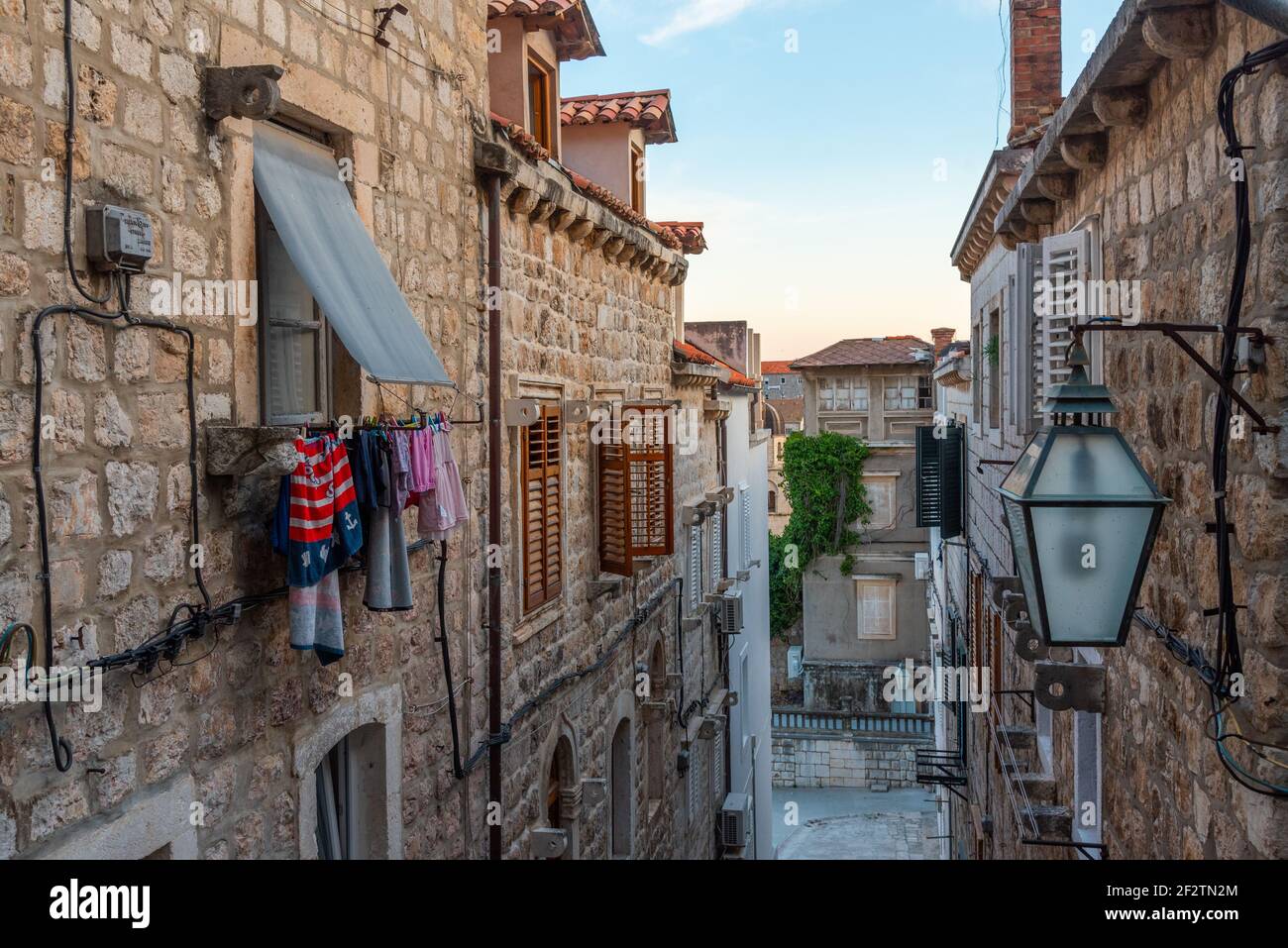 Wäscherei hängt über einer engen Straße in Dubrovnik, Kroatien Stockfoto