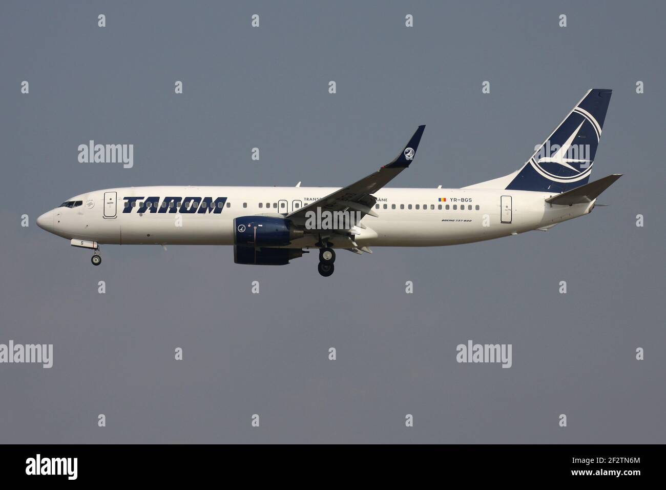 Rumänische Tarom Boeing 737-800 mit Registrierung YR-BGS im Finale für Start- und Landebahn 07R des Frankfurter Flughafens. Stockfoto