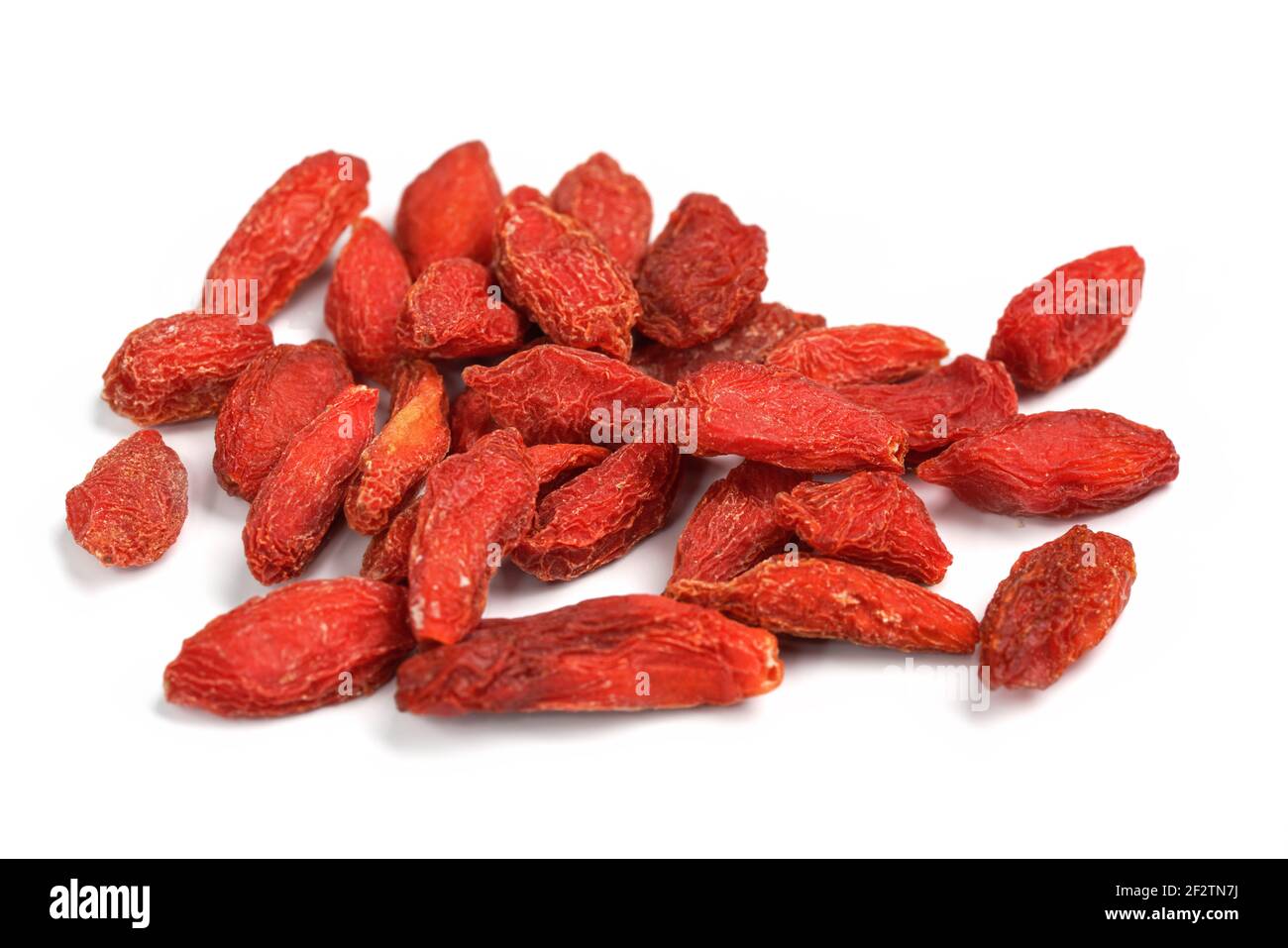Nahaufnahme der Goji-Beere (Wolfsbeere - Lycium chinense) Getrocknete Früchte isoliert auf weißem Hintergrund Stockfoto