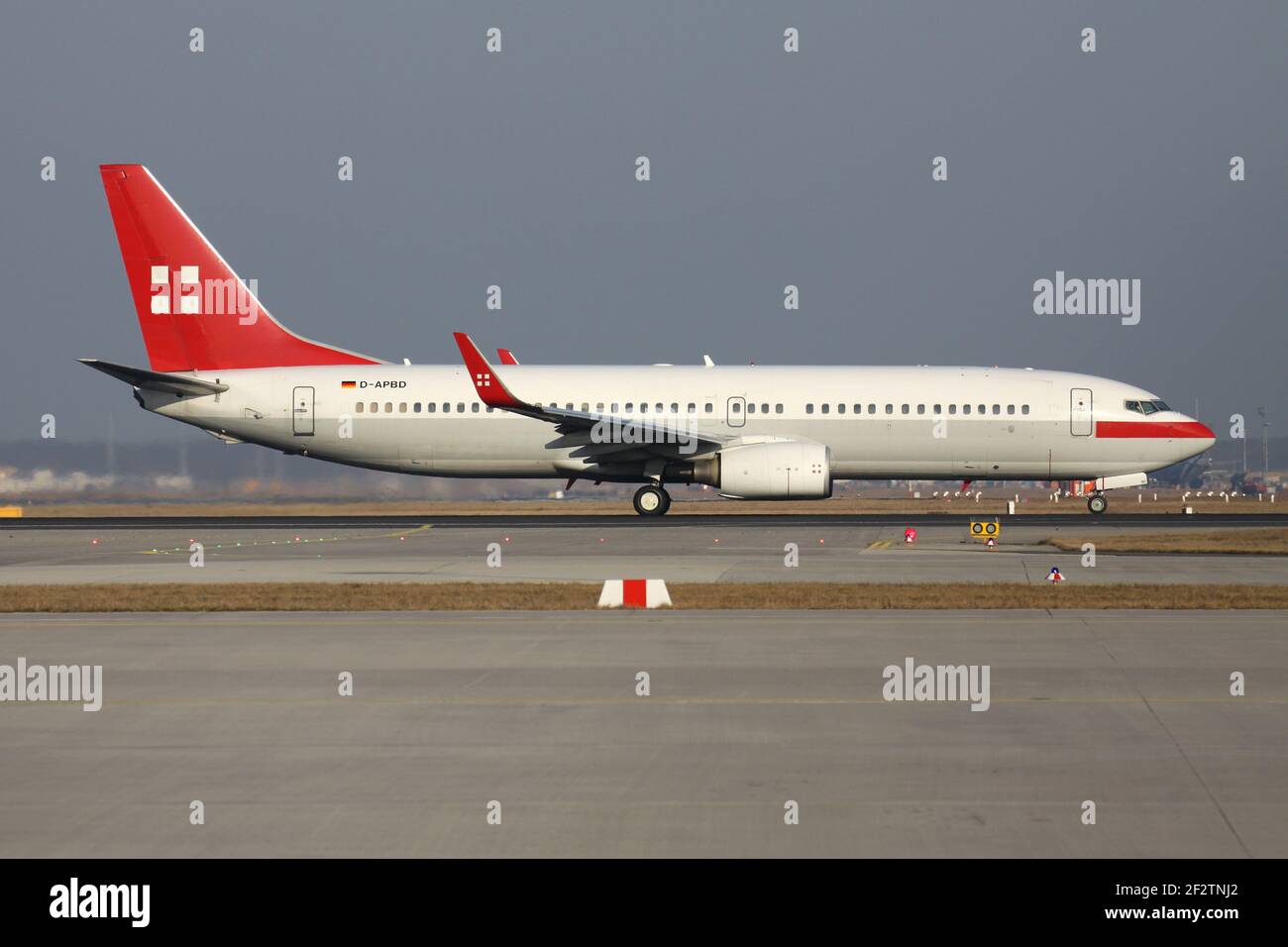 PrivatAir Boeing 737-800 mit Registrierung D-APBD, die Startbahn 18 (Startbahn West) des Frankfurter Flughafens anlegt. Stockfoto