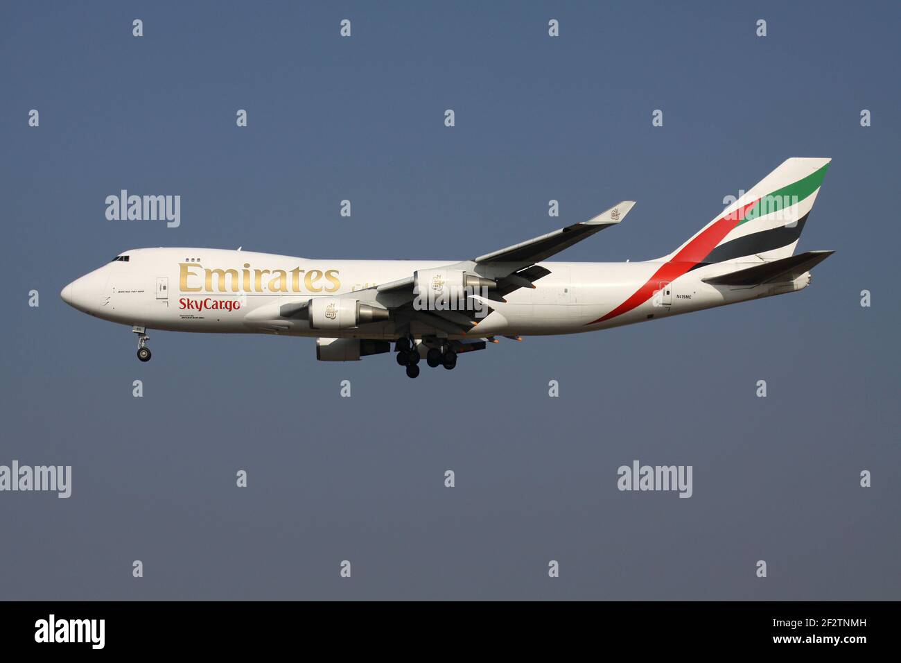 Emirates SkyCargo Boeing 747-400F mit Registrierung N415MC im Finale für Start- und Landebahn 25L des Frankfurter Flughafens. Stockfoto