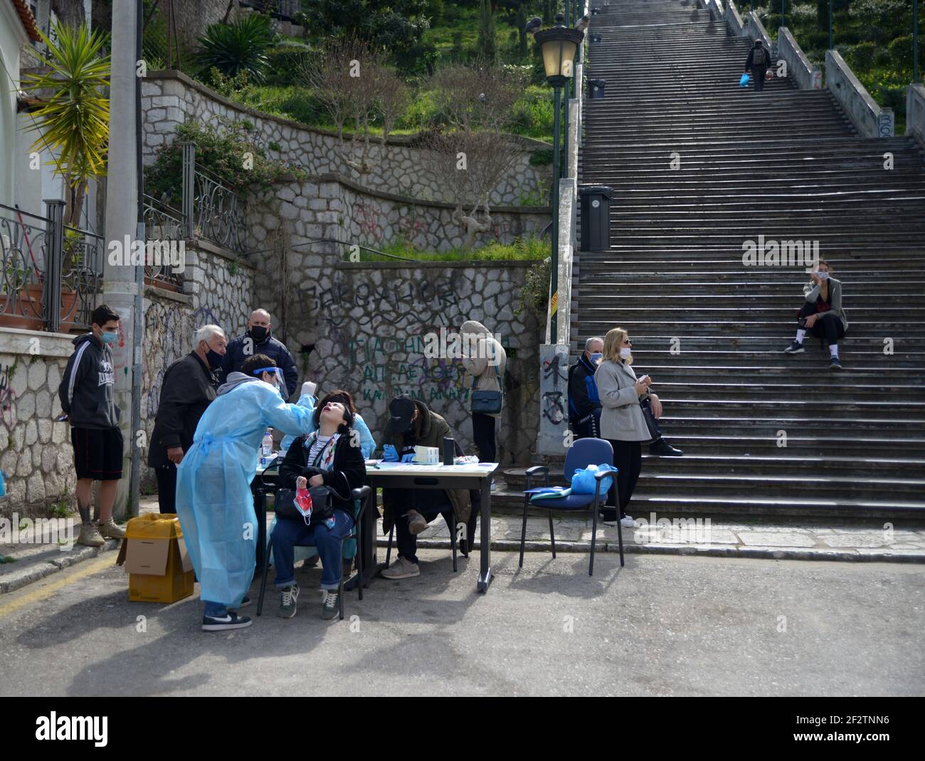 Griechische Behörden bieten kostenlose schnelle COVID-19-Tests vor einer Kirche in der Stadt Patras, in Griechenland, am Samstag, 13. März 2021. Stockfoto