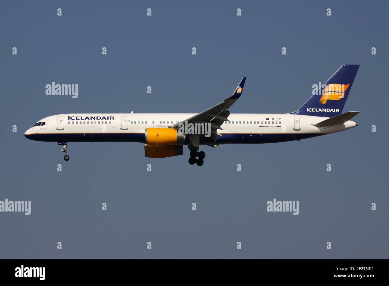 Icelandair Boeing 757-200 mit Registrierung TF-FIP im Finale für Start- und Landebahn 25L des Frankfurter Flughafens. Stockfoto