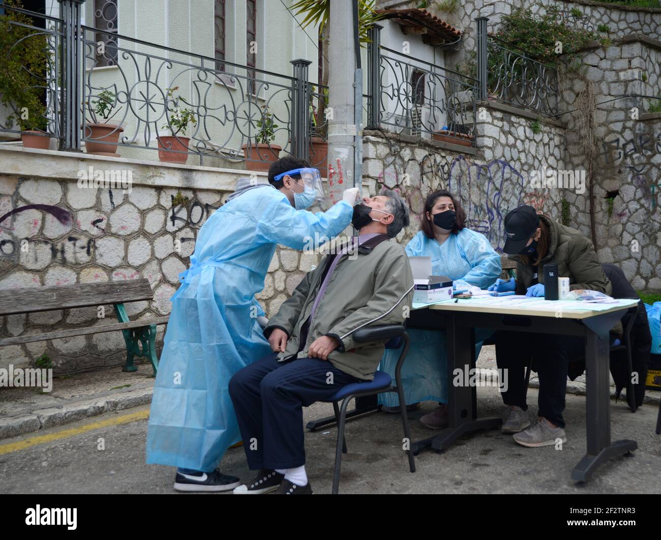 Griechische Behörden bieten kostenlose schnelle COVID-19-Tests vor einer Kirche in der Stadt Patras, in Griechenland, am Samstag, 13. März 2021. Stockfoto