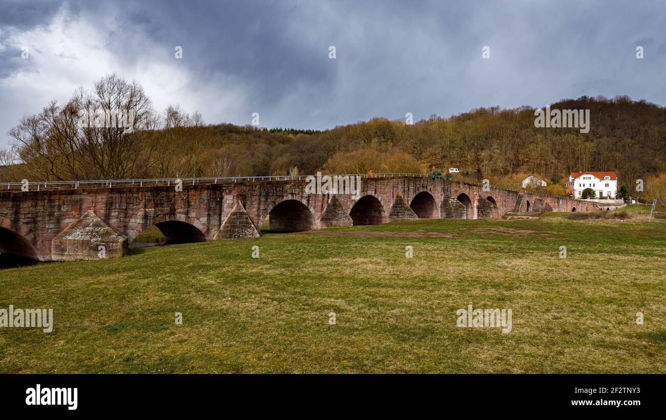 Die historische Werra-Brücke von Vacha in Thüringen Stockfoto