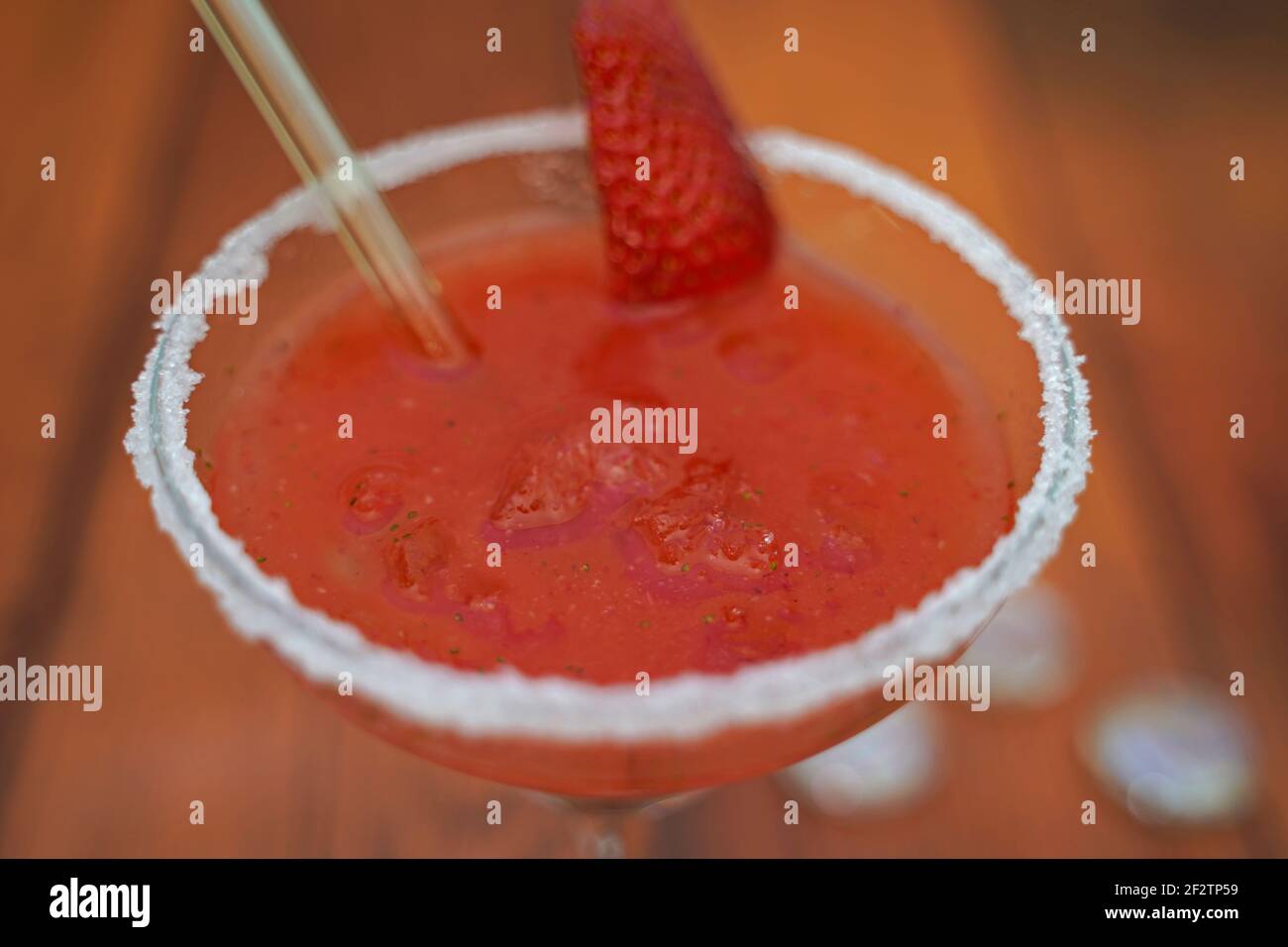 Strawberry Rum Crash im Glas. Leckere und fruchtige Cocktails in Gläsern serviert Stockfoto