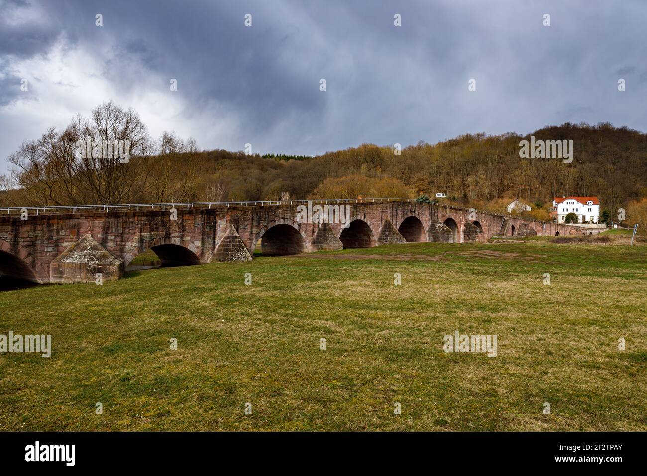 Die historische Werra-Brücke von Vacha in Thüringen Stockfoto