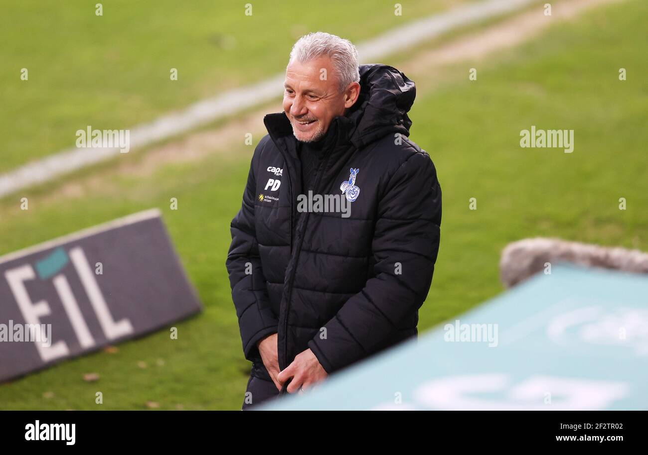 firo: 13.03.2021 Fuvuball: Fußball: Bundesliga-Saison 3rd 2020/21 Viktoria kV? ln, Köln - MSV Duisburg MSV-Trainer Pavel Dotchev, lacht, lacht, weltweite Nutzung Stockfoto