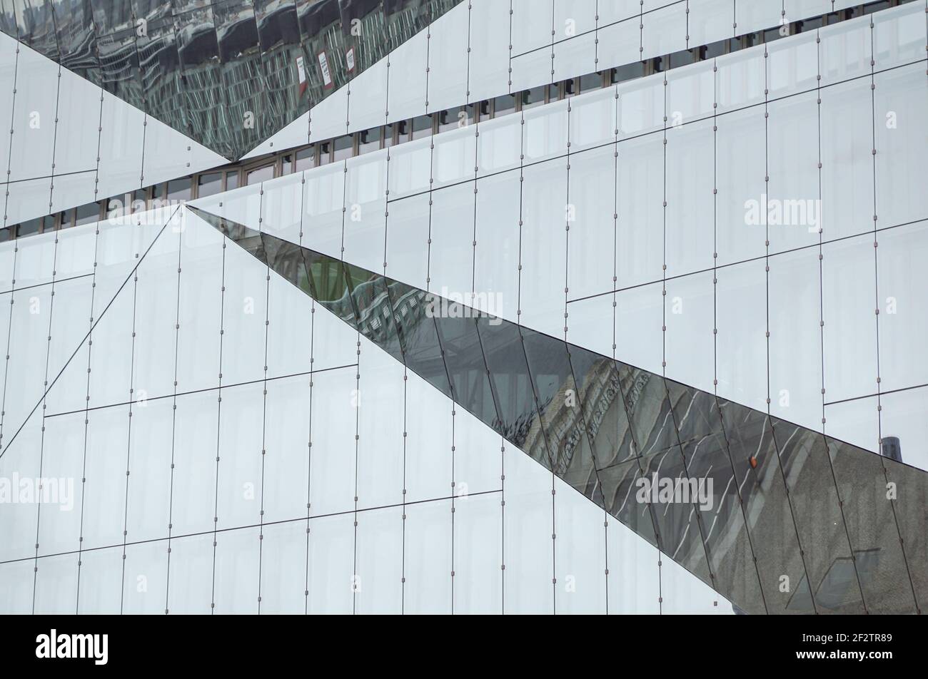 Moderne Geschäftsarchitektur mit Stahl- und Glasdach. Stockfoto