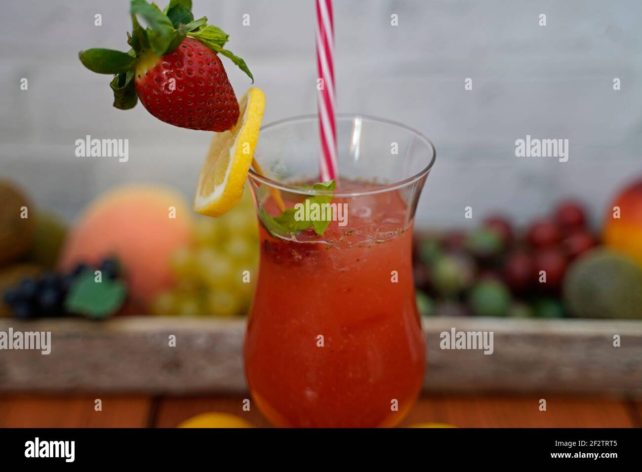 Erdbeer-Cocktail alkoholfrei mit Limette und Minze. Leckere und fruchtige alkoholfreie Cocktails in Gläsern serviert Stockfoto