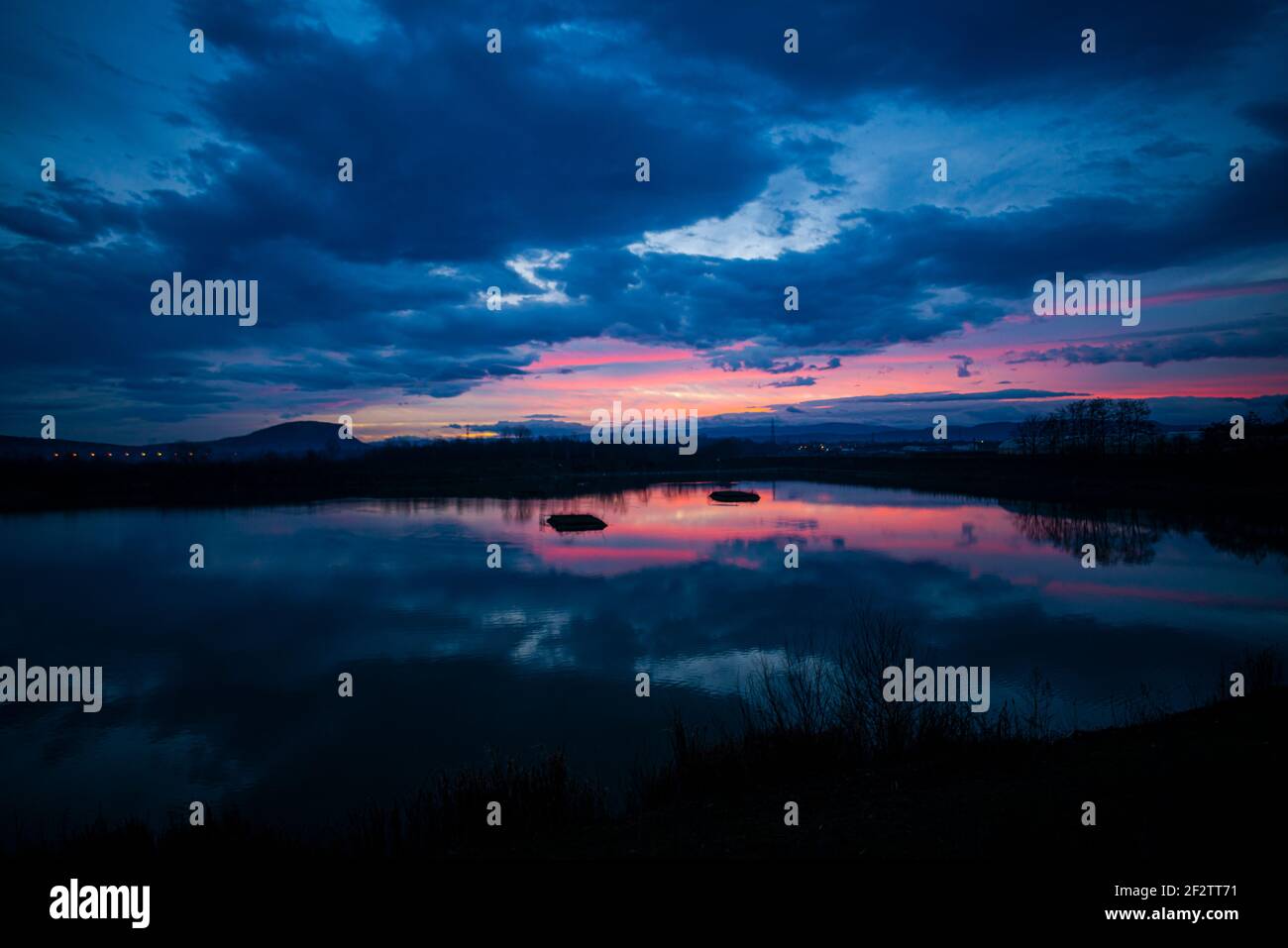 Sonnenaufgang Landschaft in der Nähe des Sees Stockfoto