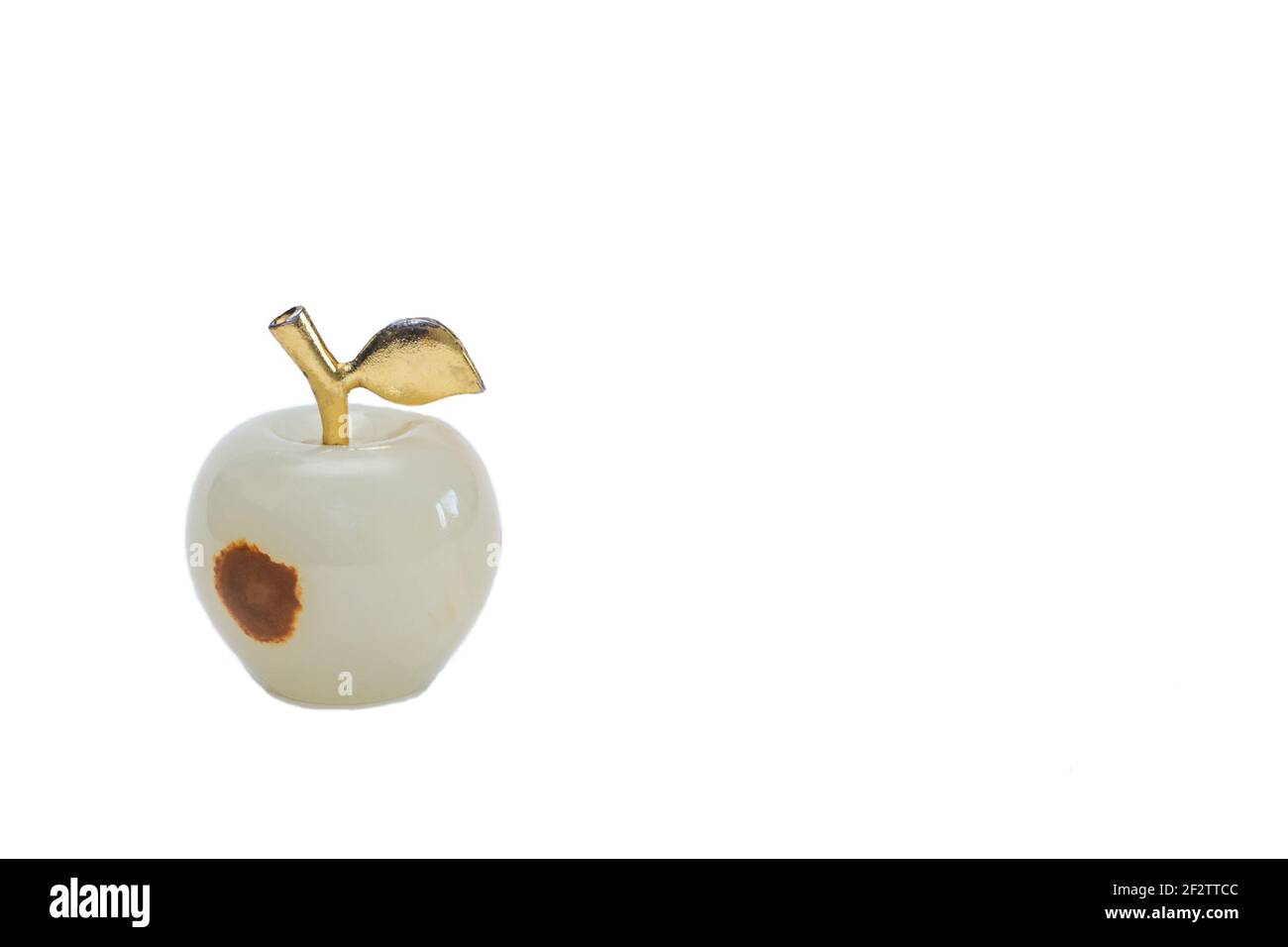 Dekorative Figur aus Onyx-Apfel mit braunem Fleck eingestreut. Talisman für Reichtum. Isoliert auf weißem Hintergrund, Kopierbereich. Stockfoto