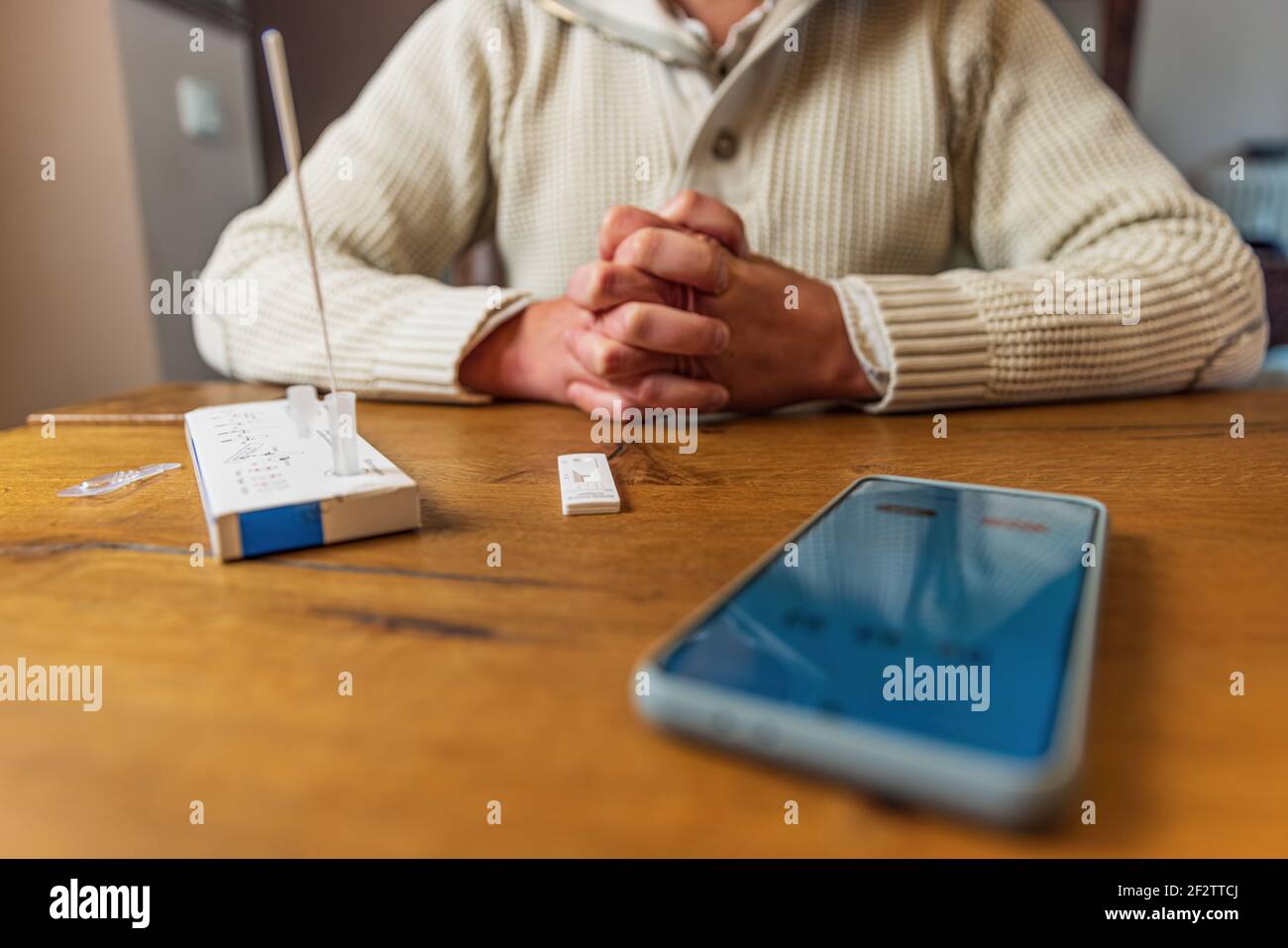 Deutschland, März 2021: Warten auf ein Testergebnis eines Corona Antigen Schnelltests zu Hause. Stockfoto
