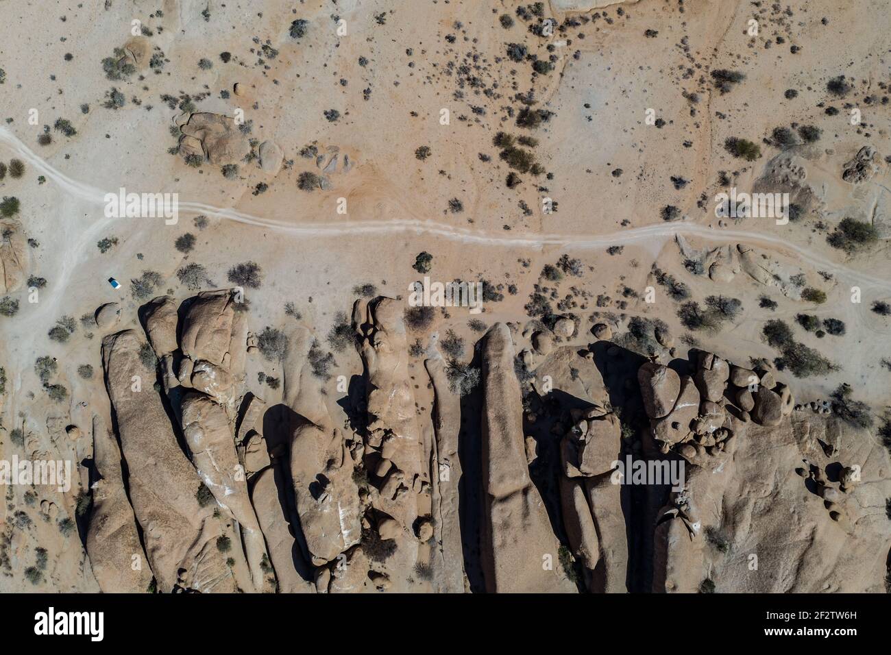 Luftbild einer Schotterstraße um die Berge von spitzkoppe Stockfoto