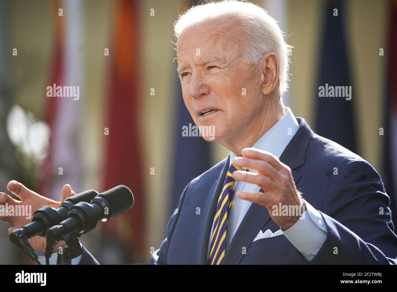 US-Präsident Joe Biden hält vom Rosengarten des Weißen Hauses in Washington DC, USA, am 12. März 2021 eine Rede zum amerikanischen Rettungsplan. Präsident Biden hat am 11. März das massive Coronavirus-Hilfspaket mit 1,9 Billionen USD (1,589 Trillion Euro) in Kraft gesetzt.Quelle: Jim LoScalzo/Pool via CNP /MediaPunch Stockfoto