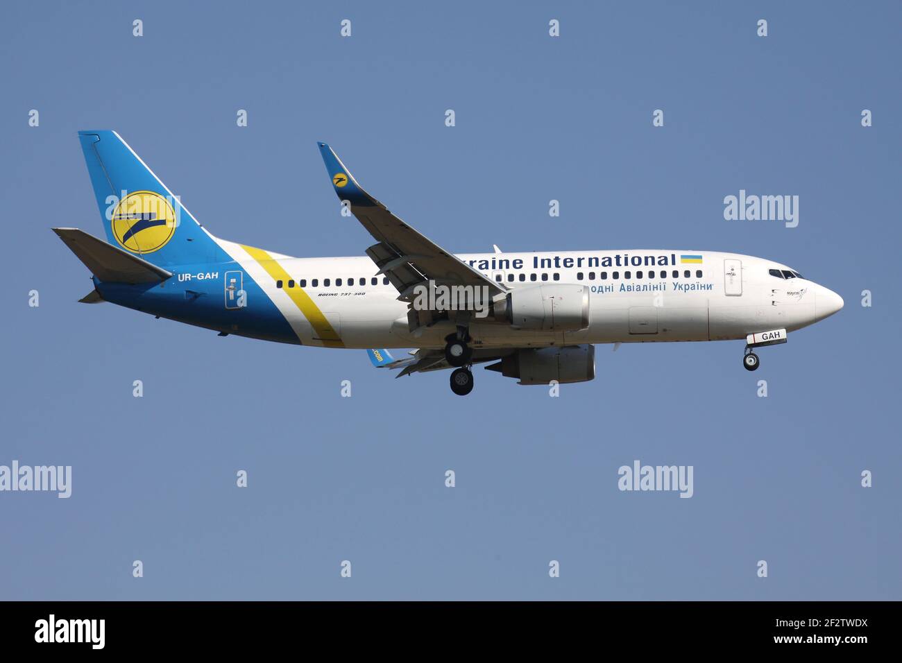 Ukraine International Airlines Boeing 737-300 mit Registrierung UR-GAH im Finale für die Startbahn 07R des Frankfurter Flughafens. Stockfoto