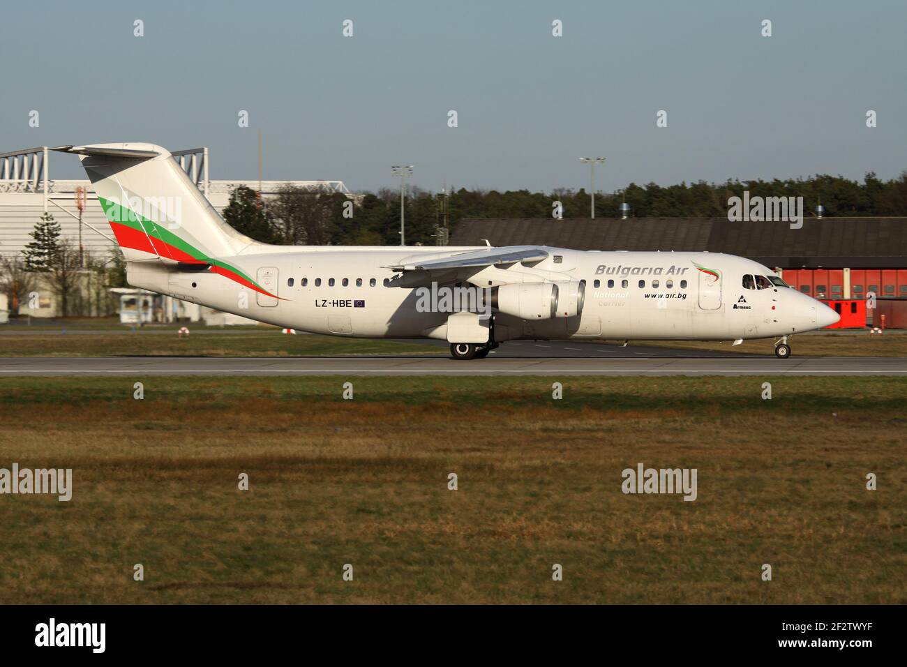 Bulgaria Air BAE 146-300 mit Registrierung LZ-HBE auf Startbahn 18 (Startbahn West) des Frankfurter Flughafens. Stockfoto